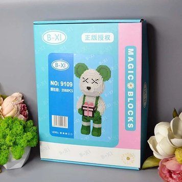 Конструктор Magic Blocks у формі Ведмедика Bearbrick з подарунком заввишки 43 см 9109 фото